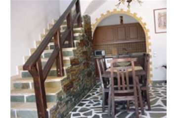 Grecia Chata Paramonas, Exterior